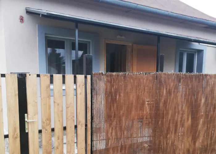 Amur Vendeghaz Gardony